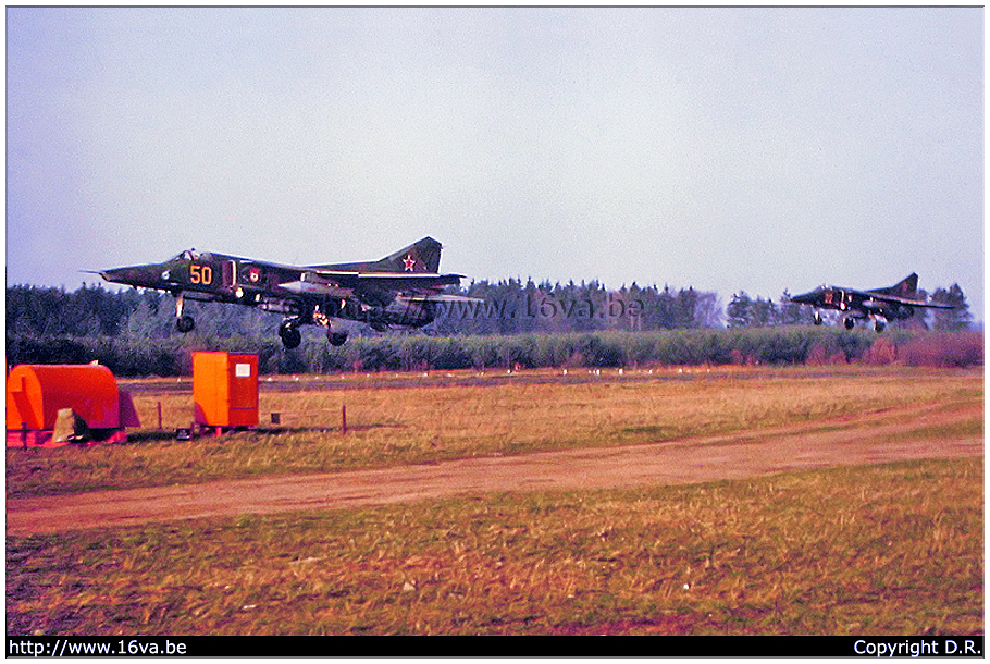 .MiG-27D para